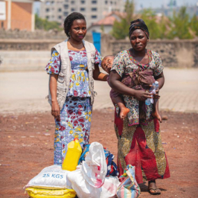 Elima-Banze-Nadine-avec-un-beneficiaire-d'un-colis-d'aide-alimentaire-au-Kivu-RD-Congo-Sept-2022.jpg